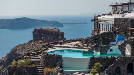 Santorini’s Hidden Gem: A Luxurious Escape at Honeymoon Petra Villas