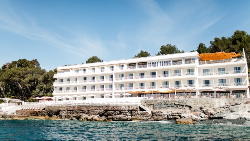 Les Roches Rouges: The Riviera’s Most Beautiful Front Row Seat