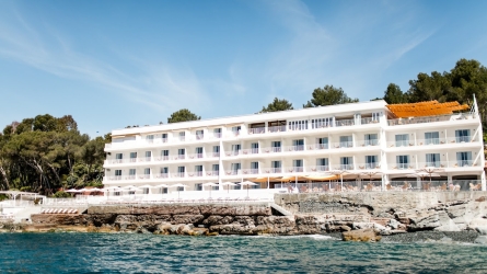 Les Roches Rouges: The Riviera’s Most Beautiful Front Row Seat